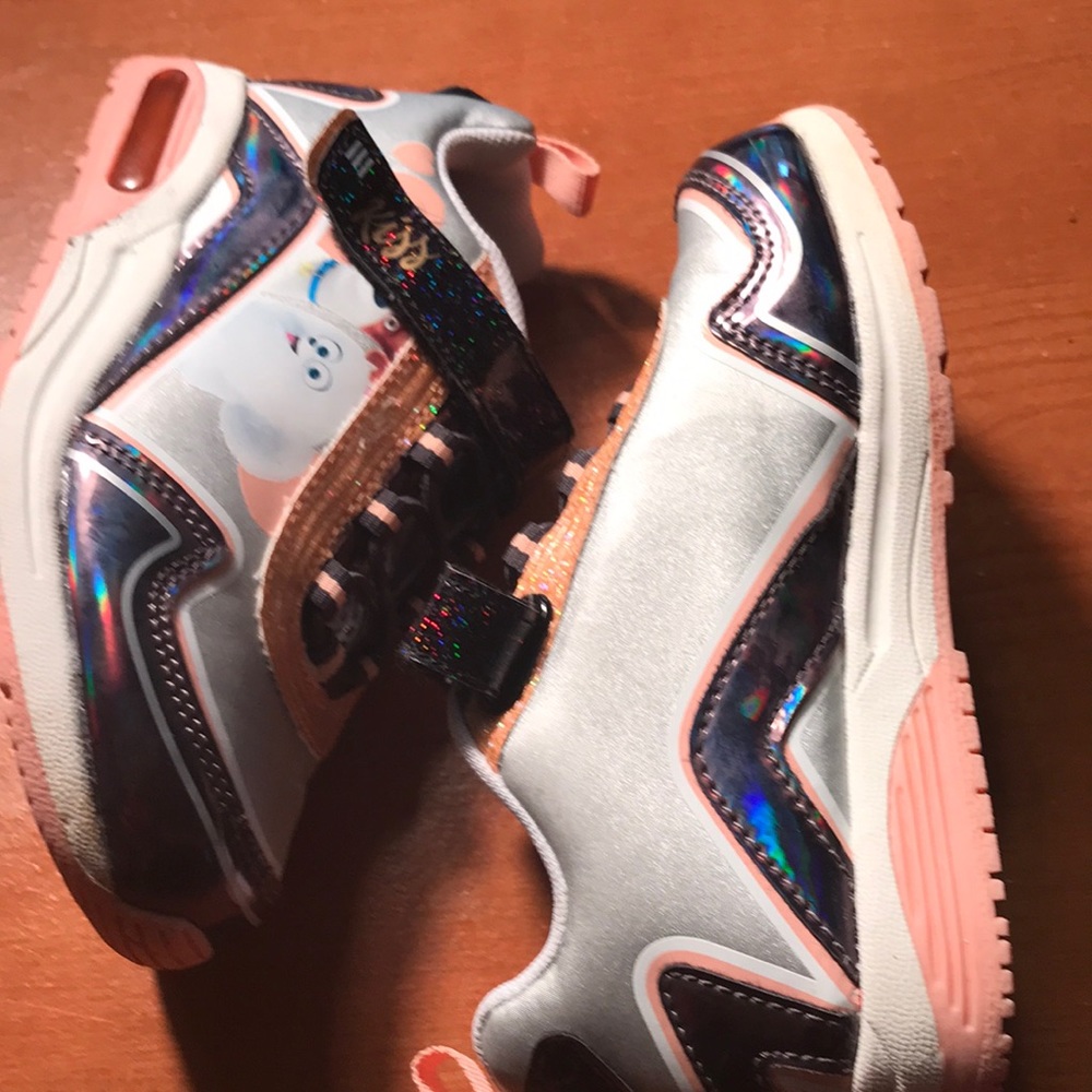 Girls size 9 secret life of pets low top sneakers